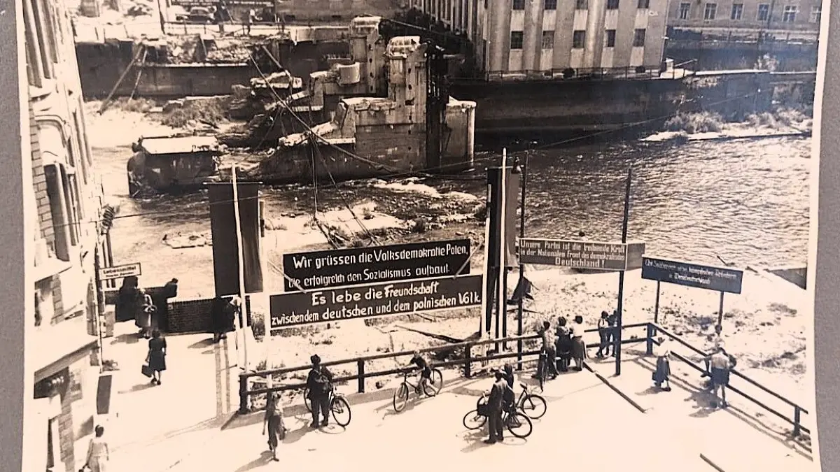 Blick auf die Neiße zwischen Guben und Gubin Anfang September 1949: Die Geschichte der beiden Städte ist von Einheit und Teilung geprägt. In dem geplanten deutsch-polnischen Nachbarschaftsmuseum soll sie auf anschauliche Weise erzählt werden. Wie gelingt das?
