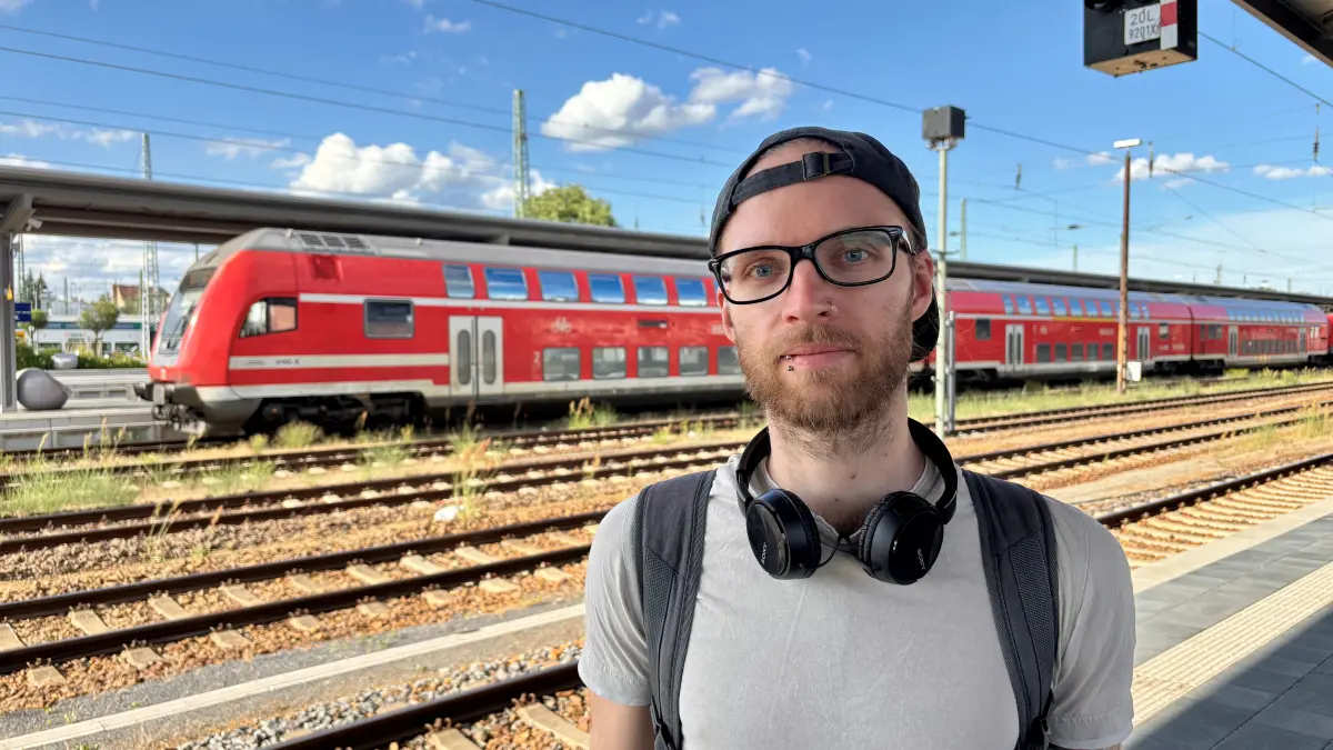 Max Götze fährt regelmäßig mit der Bahn zwischen Cottbus und Berlin und freut sich auf das zweite Gleis, das zwischen Lübbenau und Cottbus. Er hofft, dass es dadurch zu weniger Zugverspätungen kommt.
