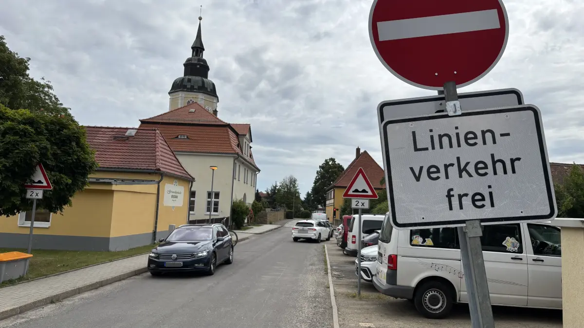 Die Beschilderung in Großkmehlen ist eindeutig: Hier hat aktuell nur der Linienverkehr Durchfahrt. Und trotzdem warten Pkw an der Baustellenampel (im Bildhintergrund).