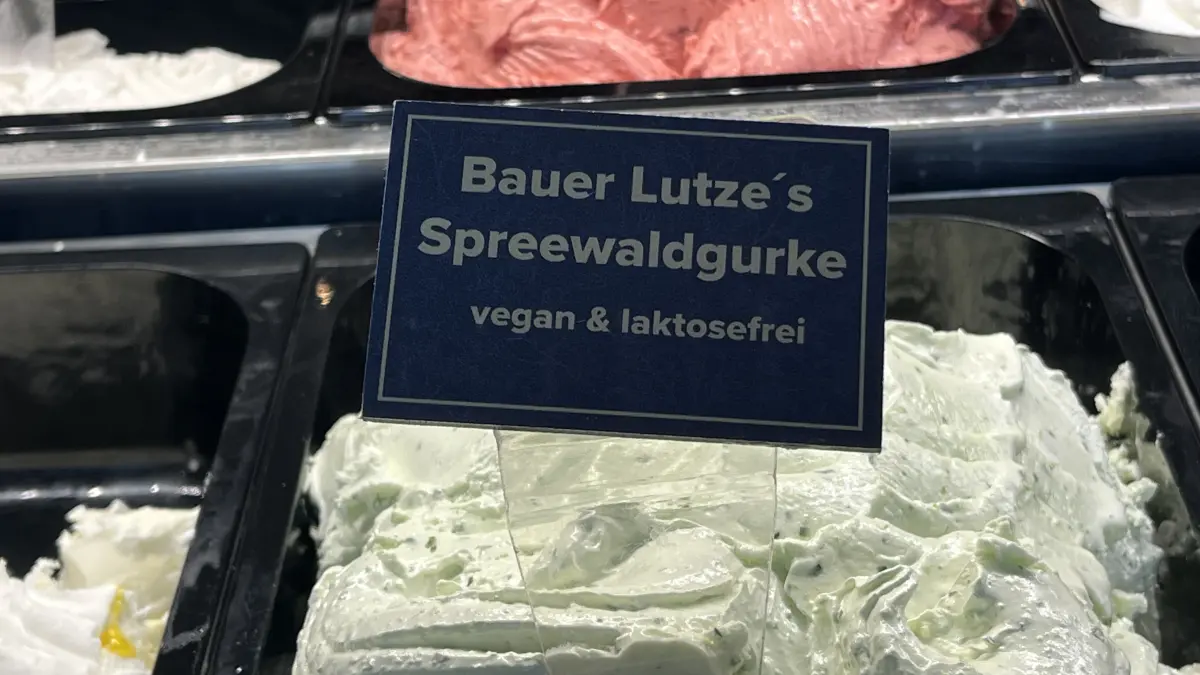 Im berühmten Spreewaldgurken-Eis beim Eisvogel in Burg stecken nur regionale Zutaten. Die Gurgen sind vom Bauer Lutz Duschka, die Milch kommt vom Milchhof Byleguhre.