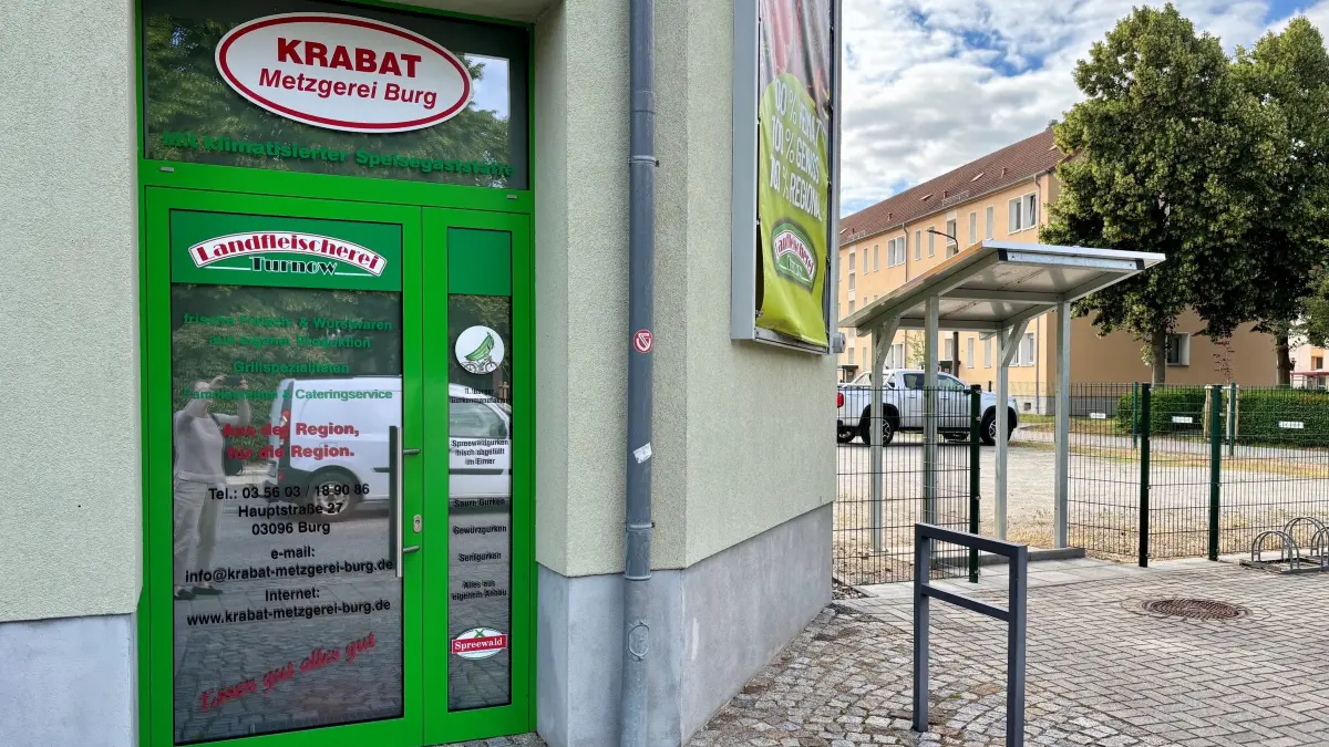 Der Wurst- und Fleisch-Automat neben der Krabat-Metzgerei in Burg im Spreewald ist plötzlich verschwunden. Nur die Überdachung steht noch.