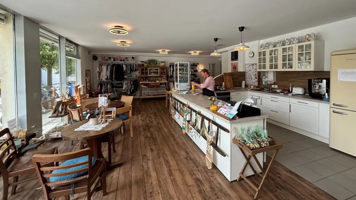 Der Stadtladen "Schobertreff" ist seit 9. Juni 2026 in der Reutergasse 10 zu finden. Im Hinterhof liegt auch eine Terasse, wo bei schönem Wetter draußen gespeist werden kann.