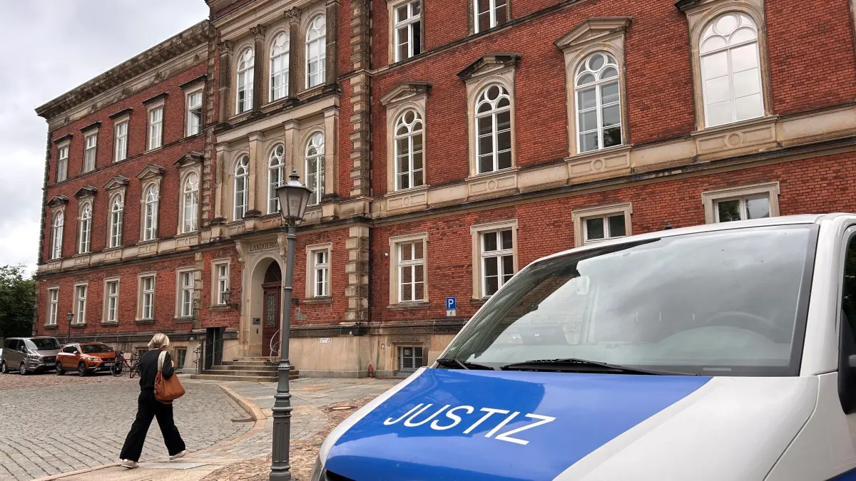 Am Landgericht Cottbus läuft ein Berufungsverfahren gegen einen 42-jährigen Mann, der eine Frau in einem Waldstück in Großräschen vergewaltigt haben soll.