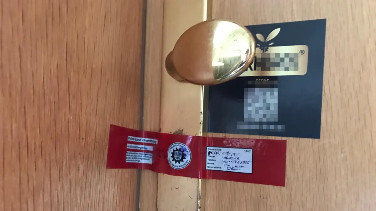 Das tote Baby wurde im Hausflur eines Wohnhauses in Müllrose gefunden. Die Wohnungstür der mutmaßlichen Eltern war am Tag nach dem Auffinden versiegelt.