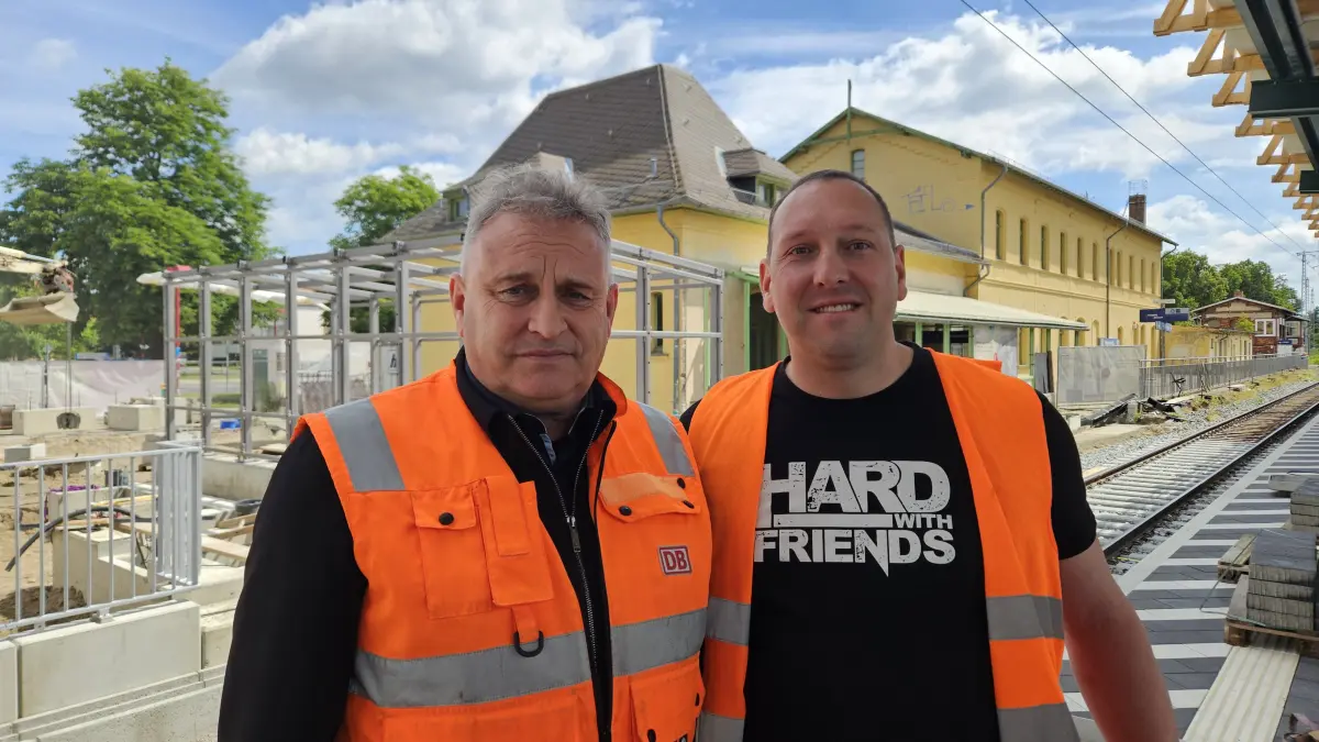 Heiko Klaffenbach, DB-Leiter Bahnhofsmanagement Dresden (links) und Projektleiter Matthias Domschke zeigen den Baufortschritt am Bahnhof Hoyerswerda. Bis Ende 2027 soll die Station vollständig barrierefrei werden.
