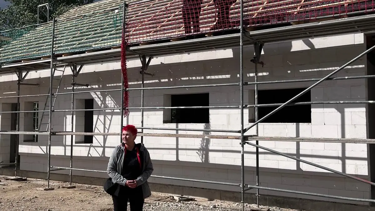 Richtfest am neuen Feuerwehrhaus in Zeischa. Verbandsgemeindebürgermeisterin Claudia Sieber atmet mit den Kameraden auf, dass ein mehrere Jahre währendes Hin und Her nun endlich in die richtige Spur gekommen ist.