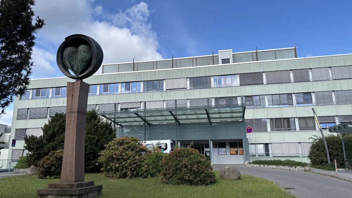 Blick auf das Krankenhaus in Weißwasser. Steht ein Verkauf der Klinik im Raum?