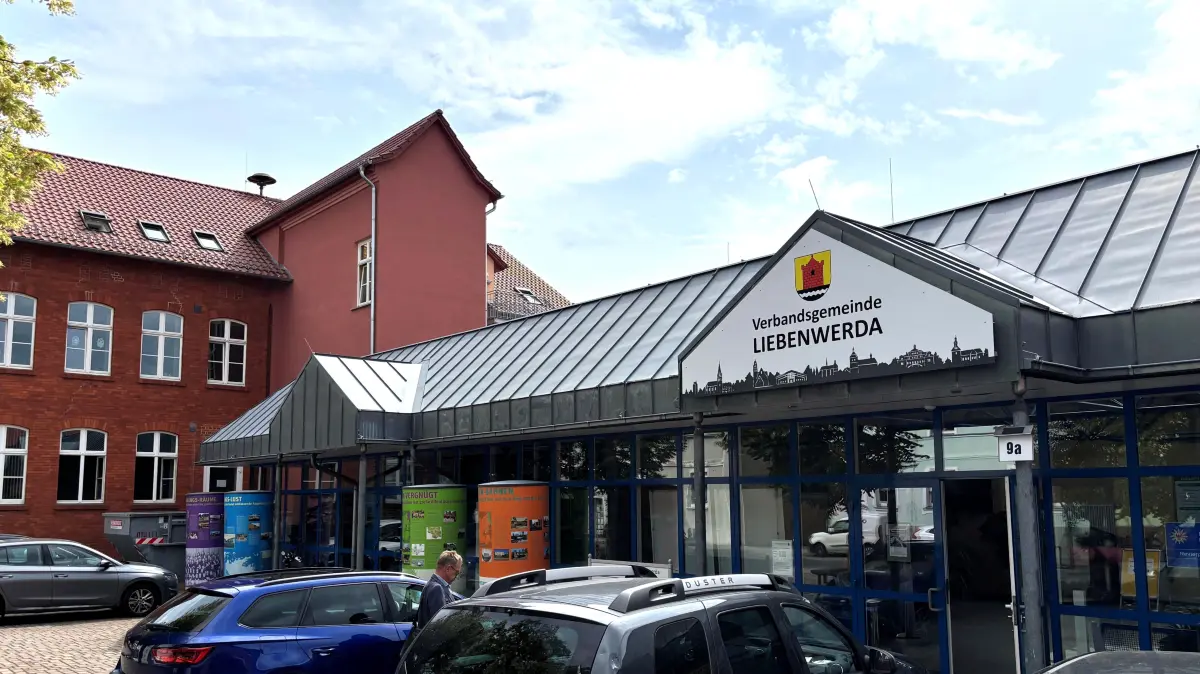 Noch steht "Verbandsgemeinde Liebenwerda" über dem Verwaltungsstandort in Falkenberg. Aber wie lange noch?