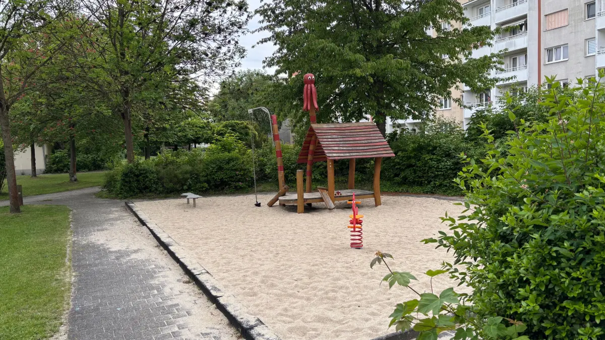 Solche Spielplätze, hier in der Stralsunder Straße in Senftenberg, könnten Anwohner ehrenamtlich pflegen. Das schlägt zumindest die Fraktion Gemeinsam für Senftenberg vor.