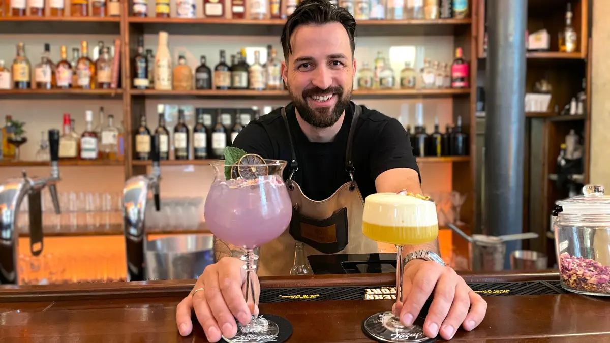 Nektarios Gkatzias präsentiert im Restaurant Esscobar zwei Cocktails, einen "Violetta" und einen "Porn Star", am 15.06.2026.