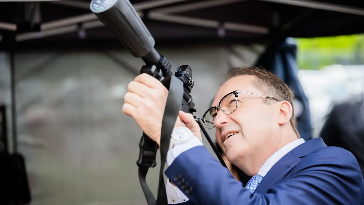 Einweihung Gemeinsames Zentrum zur Abwehr hybrider Bedrohungen: 16.06.2026, Berlin: Alexander Dobrindt (CSU), Bundesinnenminister, hält bei der Einweihung des Gemeinsamen Zentrums zur Abwehr hybrider Bedrohungen (GAZ Hybrid) den Anti-Drohnen-Netzwerfer Dropster in den Händen. Das neue Abwehrzentrum wird in Räumlichkeiten des Bundesamtes für Verfassungsschutz in Berlin-Treptow angesiedelt sein. Foto: Christoph Soeder/dpa +++ dpa-Bildfunk +++