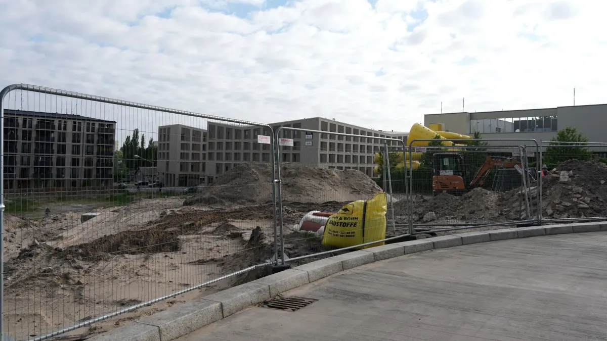 Bombenentschärfung in der Potsdamer Innenstadt: 16.06.2026, Brandenburg, Potsdam: Die Baustelle an der Leipziger Straße, auf der eine Weltkriegsbombe gefunden wurde. Wegen der Entschärfung der 250 Kilogramm schweren Bombe aus dem Zweiten Weltkrieg werden Teile der Potsdamer Innenstadt geräumt. Foto: Sven Kaeuler/dpa +++ dpa-Bildfunk +++