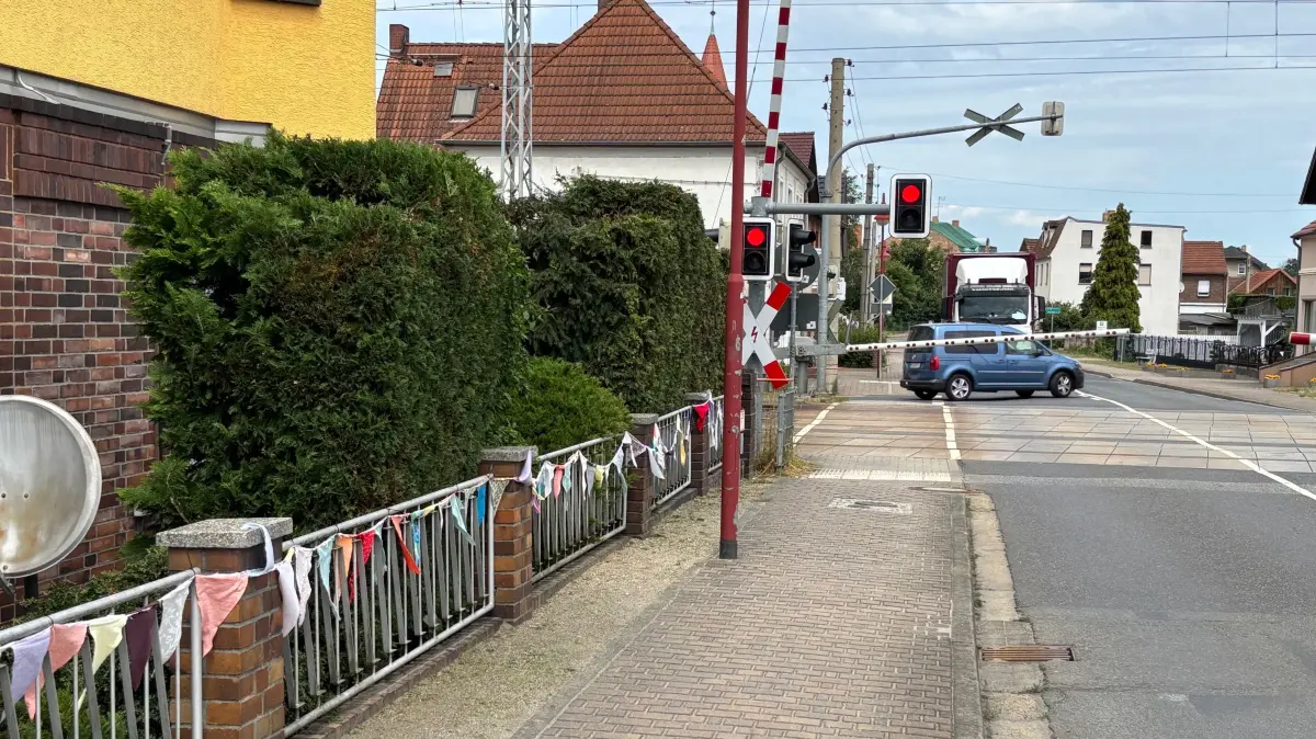 So wird das Warten am Hosenaer Bahnübergang angenehmer: Rund zwei Kilometer Wimpelketten wegen der 625-Jahr-Feier sind im ganzen Ort aufgehangen.