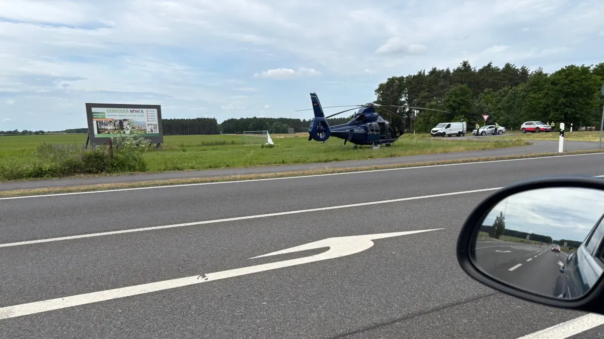 Ein grauer Hubschrauber der Bundespolizei hat in Sellessen an der Kreuzung B97/ L52 nach Bühlow Halt gemacht.