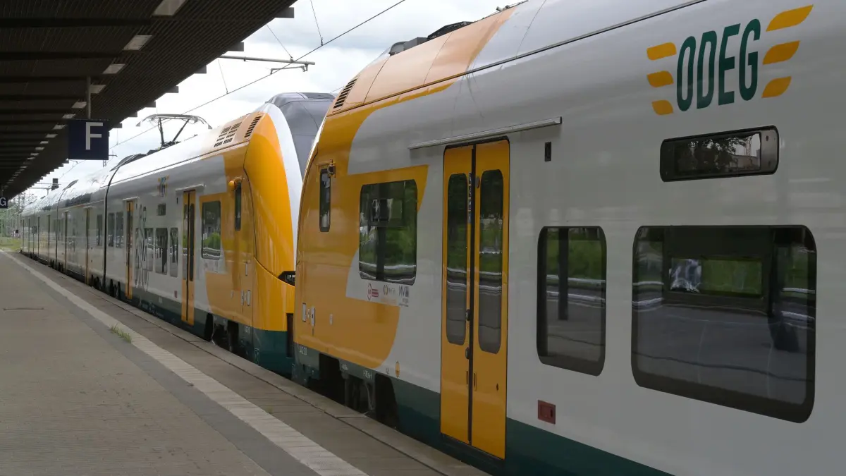 Fahrt bei der Ostdeutschen Eisenbahn: ARCHIV - 20.05.2026, Brandenburg, Potsdam: Der Regionalzug 1 der Ostdeutschen Eisenbahn GmbH (ODEG) im Potsdamer Hauptbahnhof. (zu dpa: «Extra-Züge für höhere Taktung im Süden Berlins») Foto: Michael Bahlo/dpa +++ dpa-Bildfunk +++