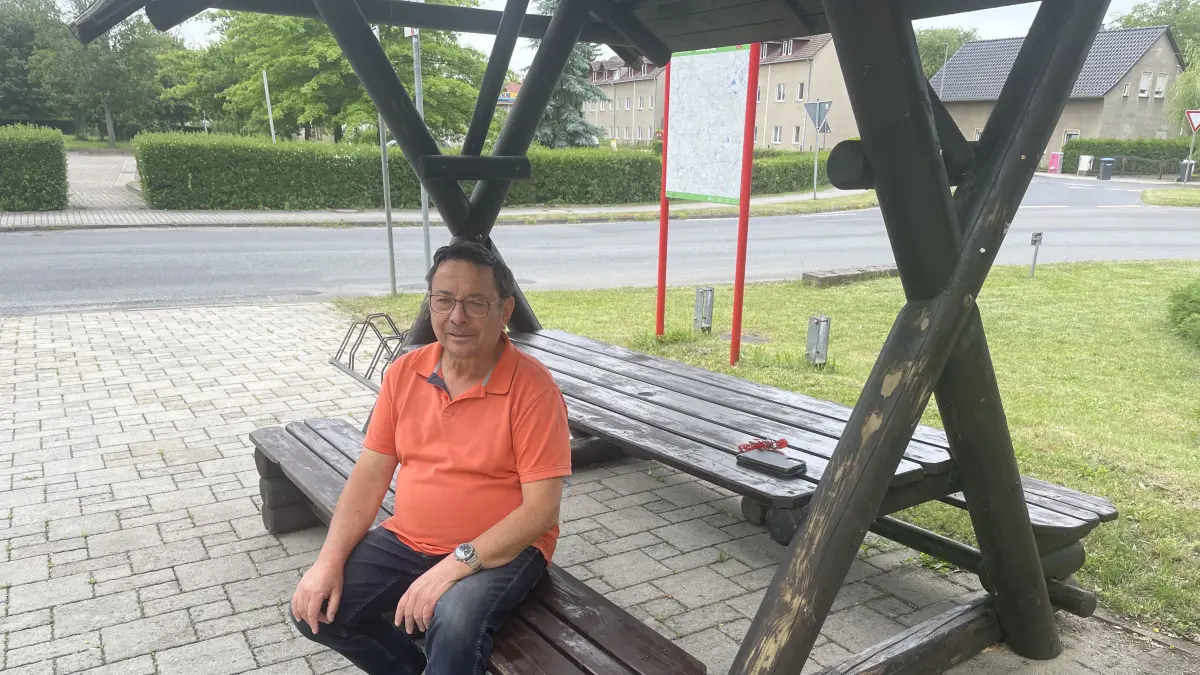 Holger Gantke nutzt die Sitzgelegenheit vor dem Erlebnisbad Tröbitz. Das Straßenverkehrsamt hat etwas gegen die überdachte Sitzbank.