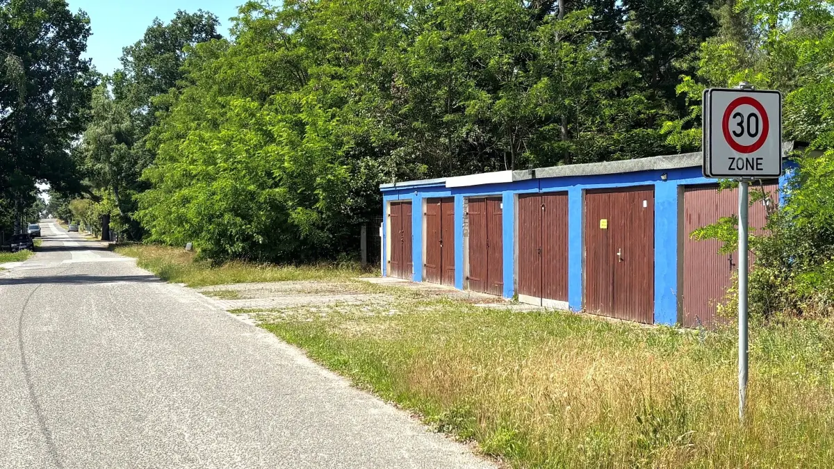 Diese Garagen im Kiefernweg in Elsterwerda wurden jetzt versteigert.