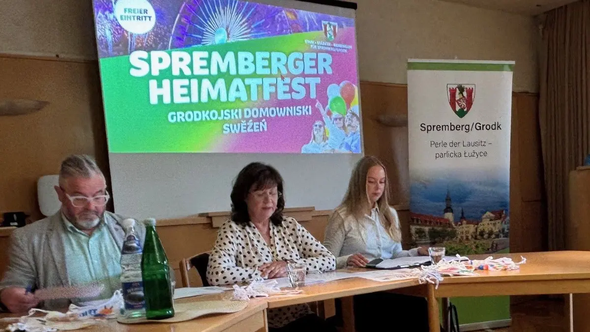 Bürgermeisterin Christine Herntier (Mitte), Stellvertreter Frank Kulik und Celine Scholka (rechts), Geschäftsführerin der SKK Spremberger Kino und Kultur GmbH, stellen das Programm das Heimtafestes in Spremberg vor.