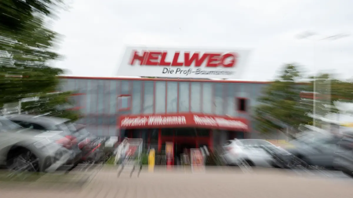 Hellweg meldet Insolvenz in Eigenverwaltung an: 17.06.2026, NRW, Essen: Der Eingang einer Filiale in Essen ist zu sehen. Die Dortmunder Baumarktkette Hellweg, die Profi-Bau- & Gartenmärkte GmbH & Co. KG, hat Insolvenz in Eigenverwaltung angemeldet. Nach eigenen Angaben hat das Amtsgericht Essen dem Antrag stattgegeben. Laut Mitteilung bleiben alle Standorte und der Online-Shop geöffnet. Foto: Fabian Strauch/dpa +++ dpa-Bildfunk +++