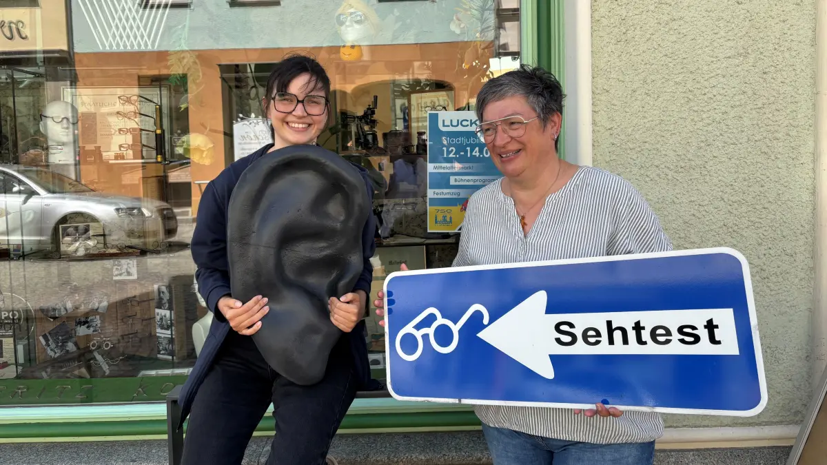 Tessa (links) und Melitta Werner bieten in Luckau alles rund ums Sehen und Hören in der Altstadt. Die Tochter wird den elterlichen Betrieb übernehmen.