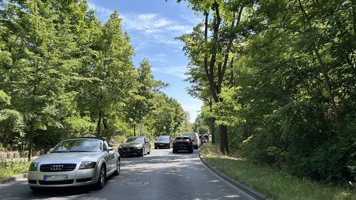 Auf der Bergstraße, die Königs Wusterhausen mit dem A10 Center verbindet, fließt der Verkehr aktuell immer wieder zäh und staut sich. Grund dafür sind die Bauarbeiten an der B179.