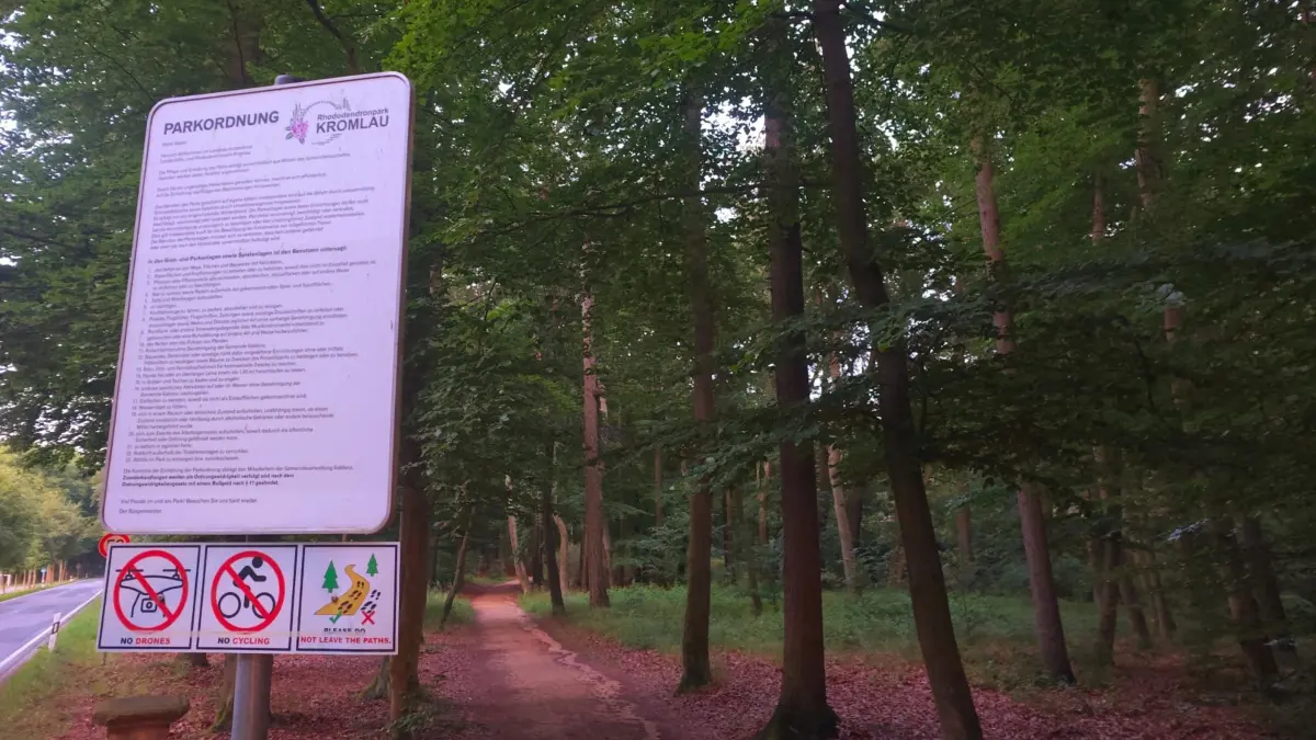 Die Parkordnung steht auf einem großen Schild an Kernpunkten um und im Kromlauer Park. Doch gelesen wird sie selten. Wo darf man mit dem Rad fahren und wie hoch ist das Bußgeld, wenn man sich nicht daran hält?