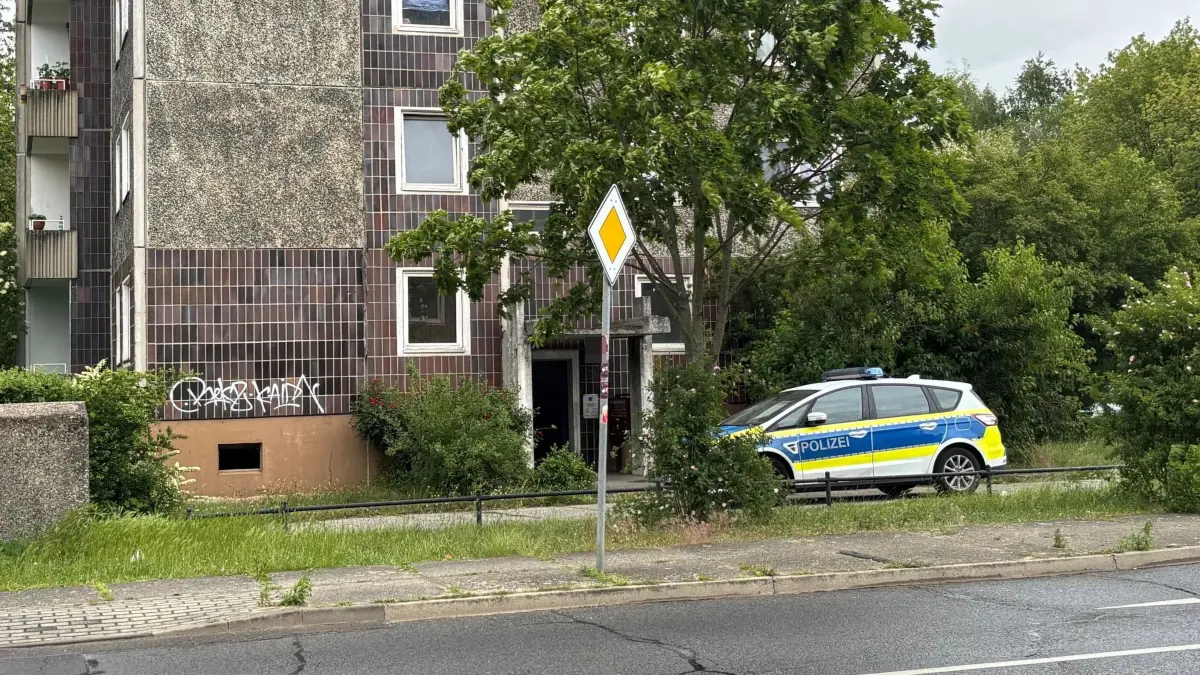 Ein Mehrfamilienhaus in Schmellwitz in Cottbus ist lange von einem Feuerteufel geplagt. Hier brennt es im Keller, hier brennt mal ein Kinderfahrrad vor dem Haus und mal ein Kinderwagen im Flur. Der Mann auf der Anklagebank verstrickt sich in Widersprüche. (Archiv)