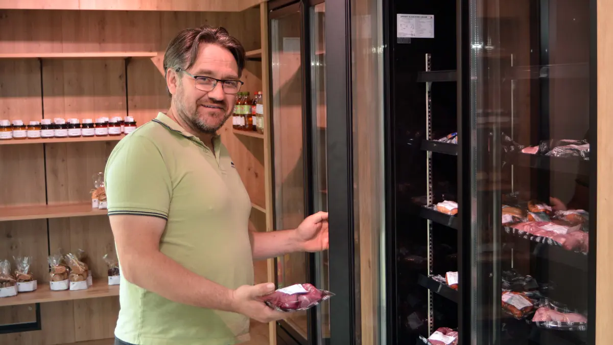 Eine Landfleischerei, die rund um die Uhr geöffnet hat – in Bronkow ist das jetzt Realität geworden. Wie Stefan Grundey im Smart-Store-Container erklärt, sei der Erwerb von Frischeprodukten in Direktvermarktung keine komplizierte Angelegenheit.
