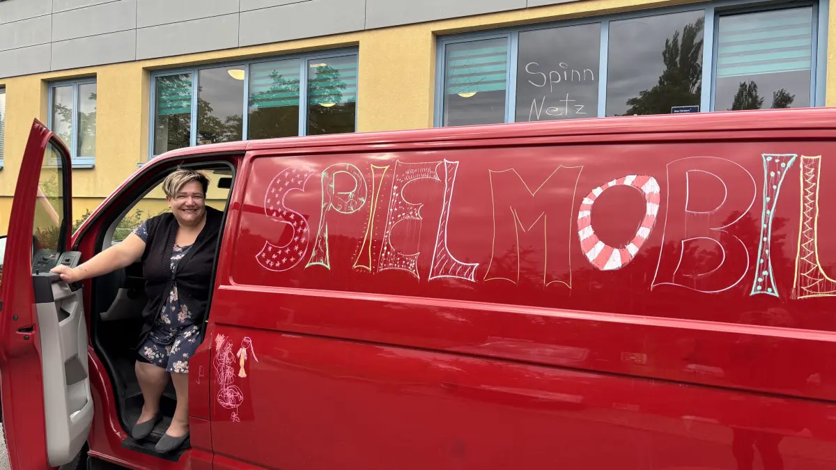 Ivonne Hoffmann (42) ist von heute auf morgen die Leiterin des Generationstreffs SpinnNetz geworden in Weißwasser. Das Spielmobil hat sie bereits mit viele Kindern bunt gestaltet. Leider hat eine Regenwoche vieles schon wieder abgespült.
