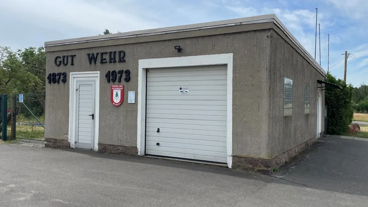 Die Bezeichnung Feuerwehrhaus ist für dieses Gebäude in Winkel eher nicht zutreffend. Es ist eine etwas größere Garage. Die Erfordernisse für 28 aktive Kameraden und die Jugendfeuerwehr können längst nicht mehr erfüllt werden.