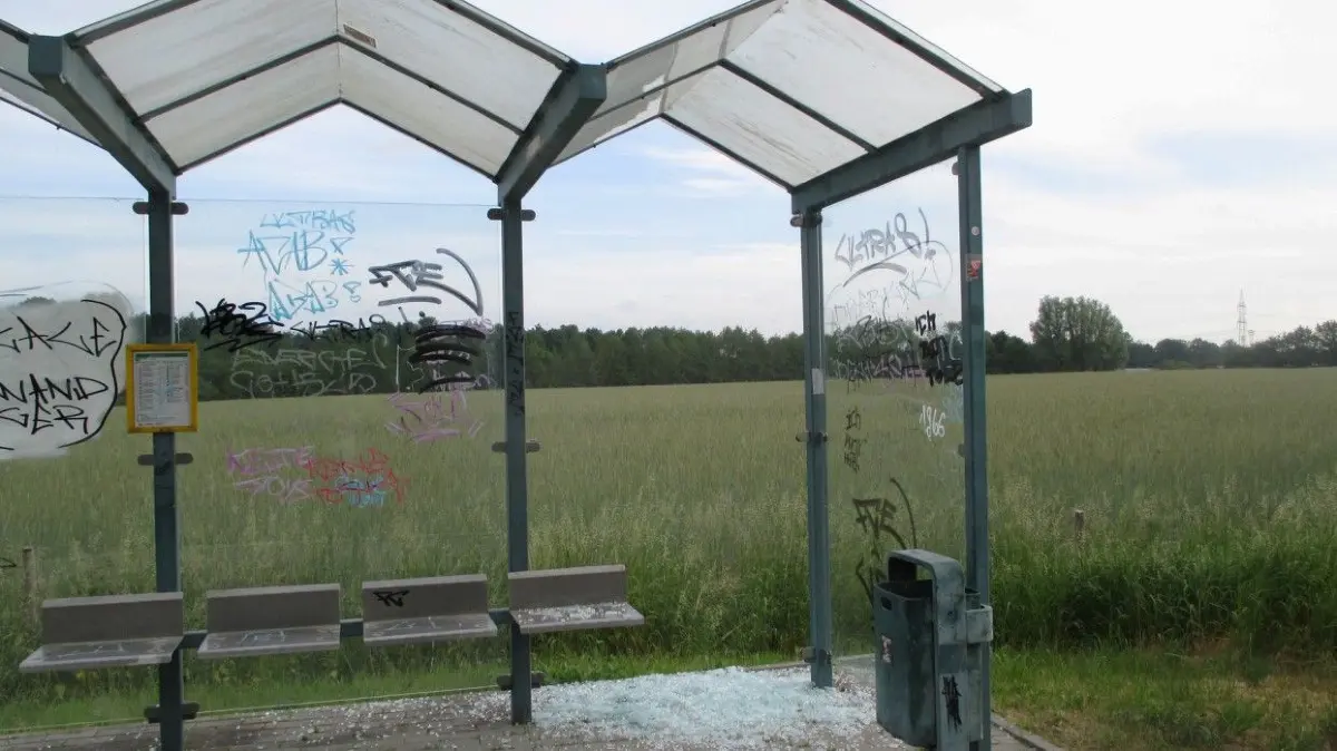 Schmierereien und Zerstörung in Drebkau
