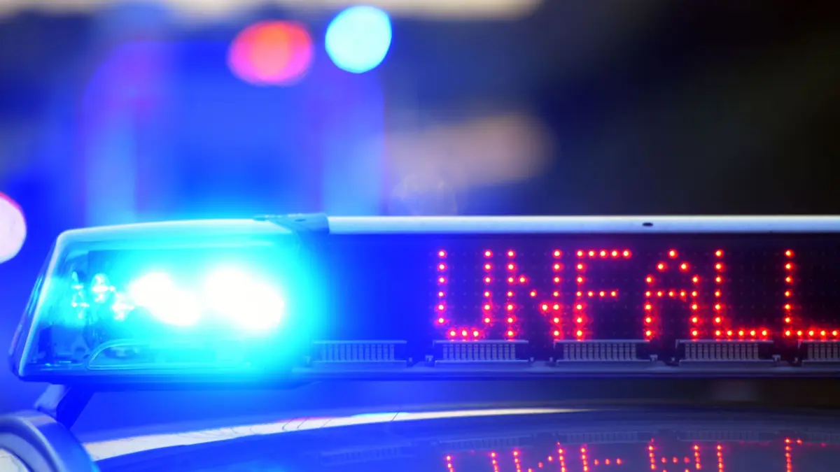 ARCHIV - 11.06.2017, Bayern, Günzburg: Auf einem Polizeifahrzeug warnt am 12.06.2017 auf der Autobahn A8 eine Leuchtschrift vor einer Unfallstelle. Foto\ Stefan Puchner/dpa (zu dpa: «Auto kracht gegen Brücke auf A9 - Fahrer in Lebensgefahr») Foto: Stefan Puchner/dpa +++ dpa-Bildfunk +++