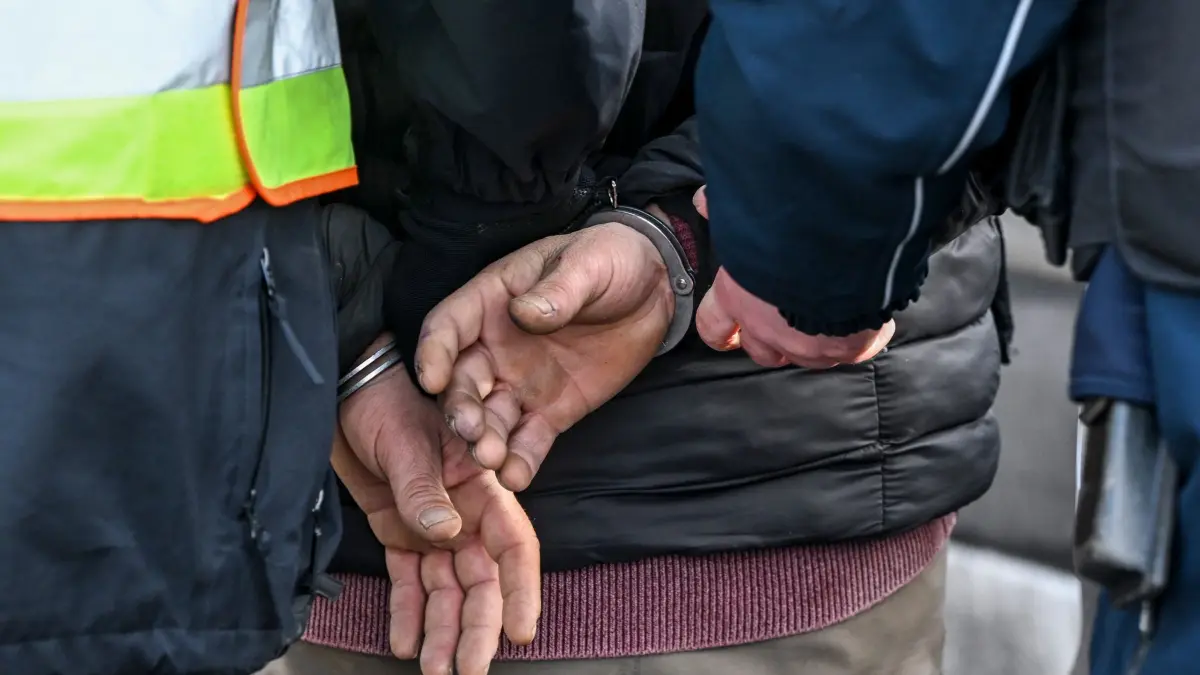 Polizei Symbolbild: ARCHIV - 23.02.2026, Berlin: Polizisten legen einem Mann Handschellen an. (zu dpa: «Polizei nimmt polnische Aktivisten vorübergehend fest») Foto: Jens Kalaene/dpa +++ dpa-Bildfunk +++