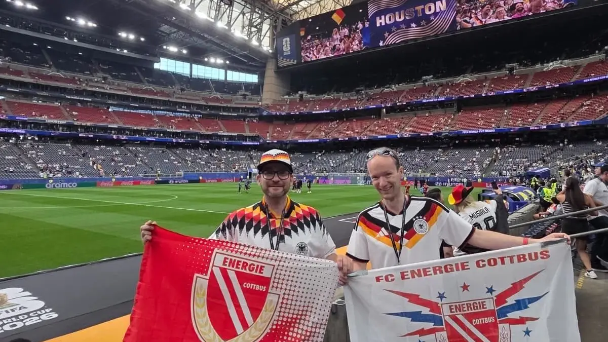 Danilo Bahre (rechts) mit Kumpel Stefan beim WM-Auftakt der deutschen Mannschaft gegen Curacao