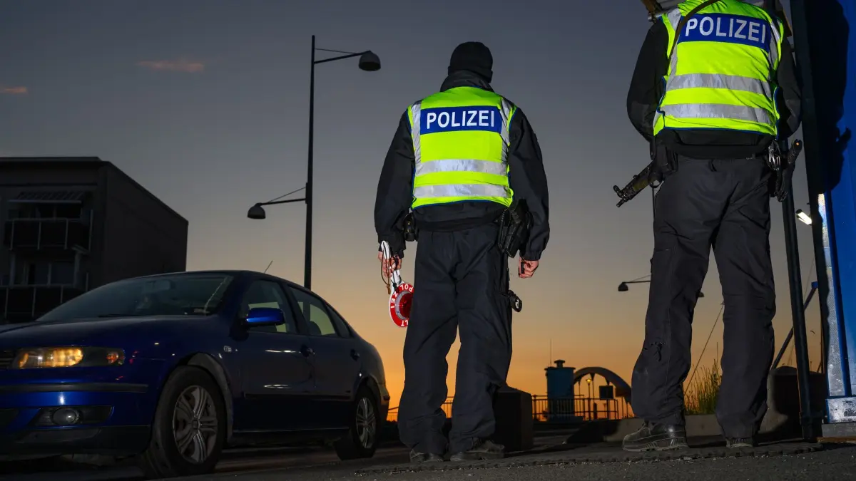 Grenzkontrollen Polen - Deutschland: ARCHIV - 11.05.2025, Brandenburg, Frankfurt (Oder): Beamte der Bundespolizei stehen am frühen Morgen bei der Einreisekontrolle am deutsch-polnischen Grenzübergang Stadtbrücke. (zu dpa: «Gericht stoppt erneut Zurückweisung von Asylbewerber») Foto: Patrick Pleul/dpa +++ dpa-Bildfunk +++