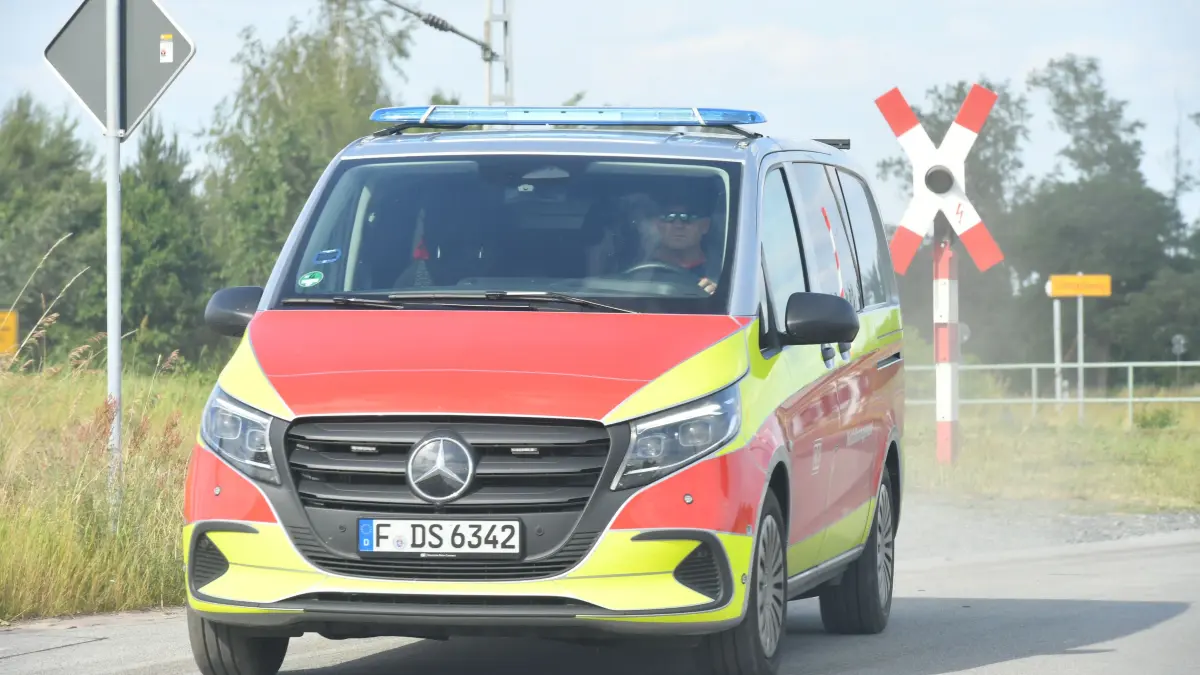Streckenvollsperrung Strecke Dresden- Berlin wegen Bahndammbrand zwischen Prösen und Elsterwerda : Streckenvollsperrung Strecke Dresden- Berlin wegen Bahndammbrand zwischen Prösen und Elsterwerda
- Auf dem Foto kontrolliert der Notfallmanager der Bahn auf dem Strecken- Begleitweg die Bahnstrecke zwischen Prösen und Elsterwerda auf weitere Brände