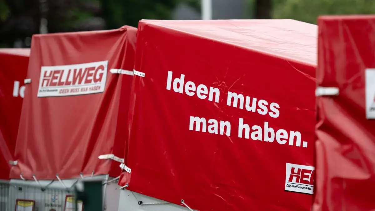 Hellweg meldet Insolvenz in Eigenverwaltung an: 17.06.2026, NRW, Essen: Anhänger mit dem Hellweg-Logo stehen auf einem Parkplatz. Die Dortmunder Baumarktkette Hellweg, die Profi-Bau- & Gartenmärkte GmbH & Co. KG, hat Insolvenz in Eigenverwaltung angemeldet. Nach eigenen Angaben hat das Amtsgericht Essen dem Antrag stattgegeben. Laut Mitteilung bleiben alle Standorte und der Online-Shop geöffnet. Foto: Fabian Strauch/dpa +++ dpa-Bildfunk +++