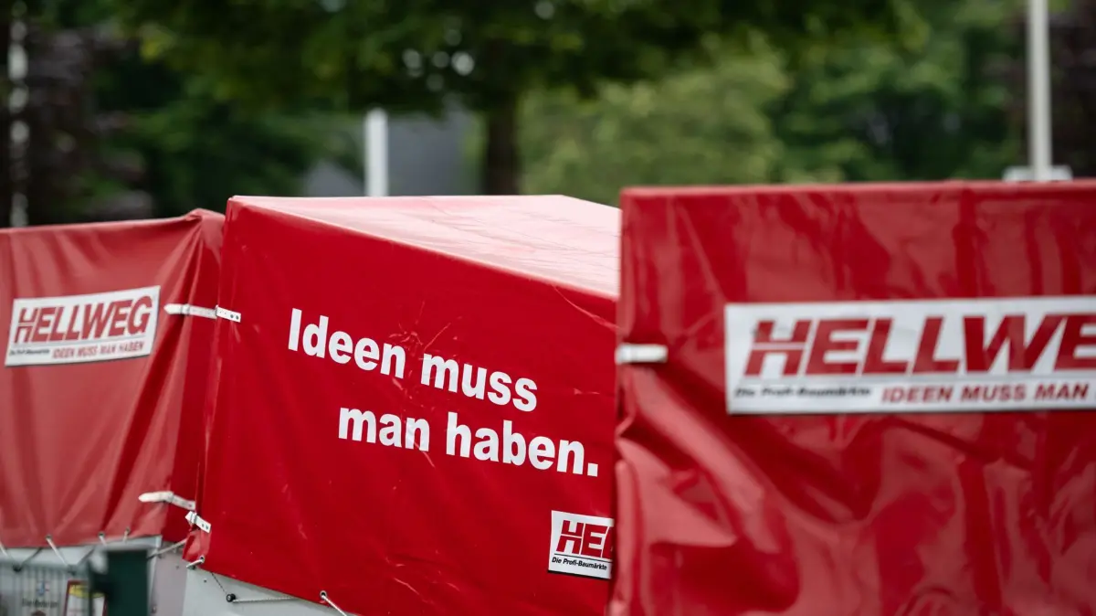 Hellweg meldet Insolvenz in Eigenverwaltung an: 17.06.2026, NRW, Essen: Anhänger mit dem Hellweg-Logo stehen auf einem Parkplatz. Die Dortmunder Baumarktkette Hellweg, die Profi-Bau- & Gartenmärkte GmbH & Co. KG, hat Insolvenz in Eigenverwaltung angemeldet. Nach eigenen Angaben hat das Amtsgericht Essen dem Antrag stattgegeben. Laut Mitteilung bleiben alle Standorte und der Online-Shop geöffnet. Foto: Fabian Strauch/dpa +++ dpa-Bildfunk +++