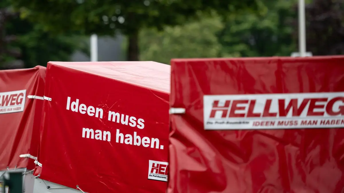 Hellweg meldet Insolvenz in Eigenverwaltung an: 17.06.2026, NRW, Essen: Anhänger mit dem Hellweg-Logo stehen auf einem Parkplatz. Die Dortmunder Baumarktkette Hellweg, die Profi-Bau- & Gartenmärkte GmbH & Co. KG, hat Insolvenz in Eigenverwaltung angemeldet. Nach eigenen Angaben hat das Amtsgericht Essen dem Antrag stattgegeben. Laut Mitteilung bleiben alle Standorte und der Online-Shop geöffnet. Foto: Fabian Strauch/dpa +++ dpa-Bildfunk +++