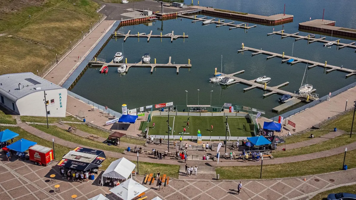 Fußball an der Hafenkante – in Großräschen ist das kein Ding der Unmöglichkeit. Das Vereinsseefest 2026 lädt nicht nur Sportbegeisterte auf das Gelände rund um den Hafen ein.