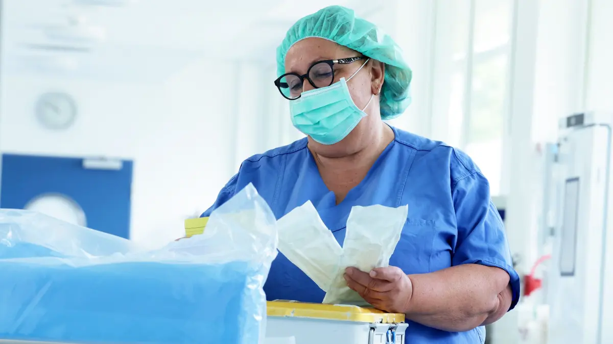 Ein akribischer Blick für Perfektion: Der erfahrenen Chefin entgeht auch in der Aufbereitungseinheit für Medizinprodukte nichts. So stellt das Team sicher, dass auch im Notfall jedes Instrument einsatzbereit ist.
