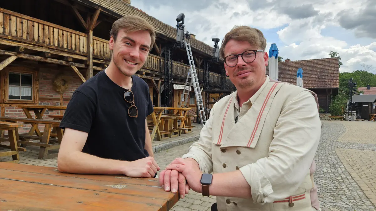 Geschäftsführer Anton Fuchs (l.) und Regisseur Michael Kuhn glauben an das Potenzial der Krabat-Saga – sehen aber auch Herausforderungen bei Infrastruktur und Wachstum.