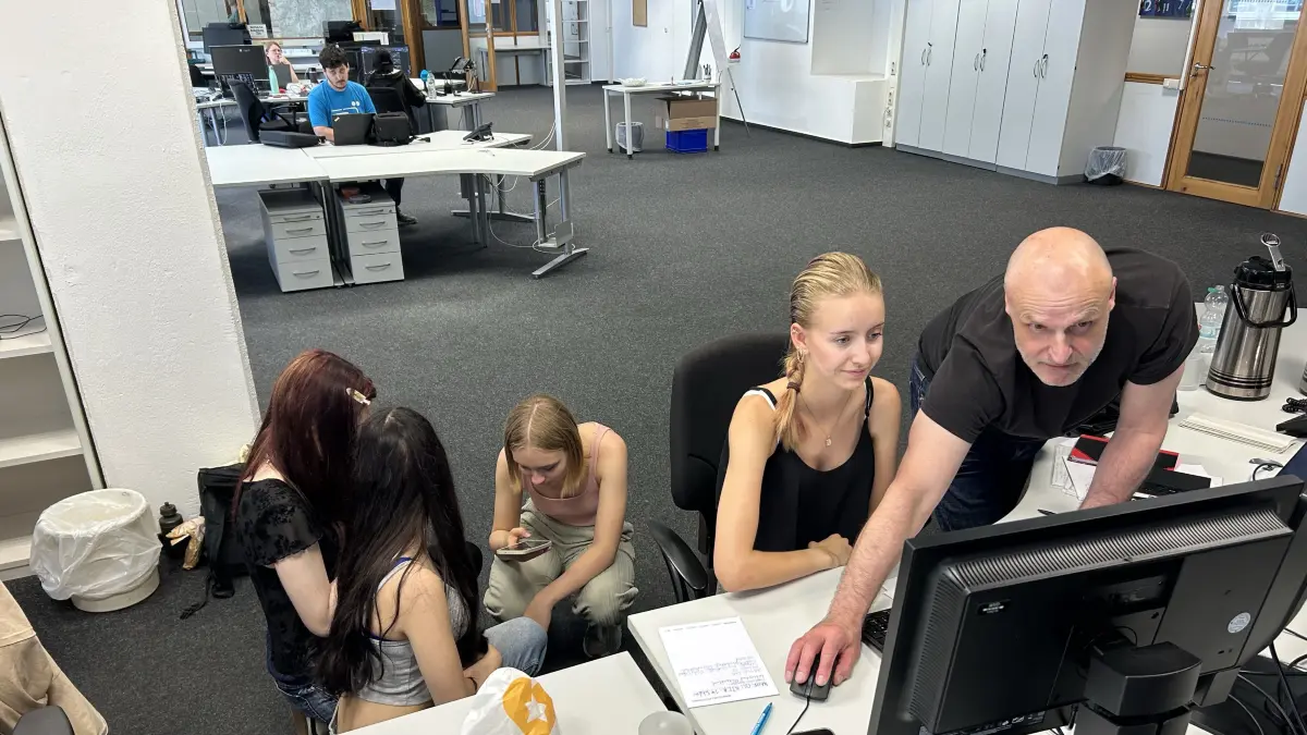 So kommen die gesammelten Informationen in den Liveblog. Miriam Melzer vom Karl-Blechstein-Gymnasium Erkner und Thomas Seifert vom Digitalteam MOZ/LR arbeiten konzentriert an neuen Einträgen für den Liveblog.