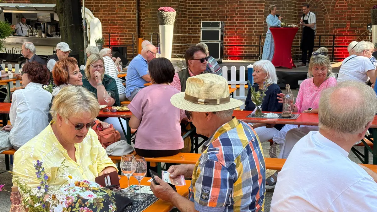 Beim Stadtfest Cottbus findet 2026 das zweite deutsch-polnische Bürgerfest auf dem Klosterplatz statt. Besucher schätzen hier die gemütliche Atmosphäre bei Kulinarik und Kultur.