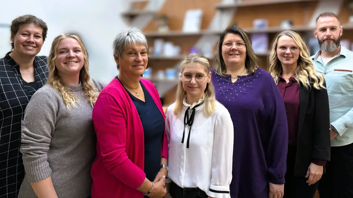 Susanne Schröder, Valerie Schmidtke, Sylke Kossack, Lisa Becher, Janine Petrick, Carolin Richter und Tino Kaiser (v. l. n. r.) sind Ihre kompetenten Ansprechpartner im Bereich Hörakustik.