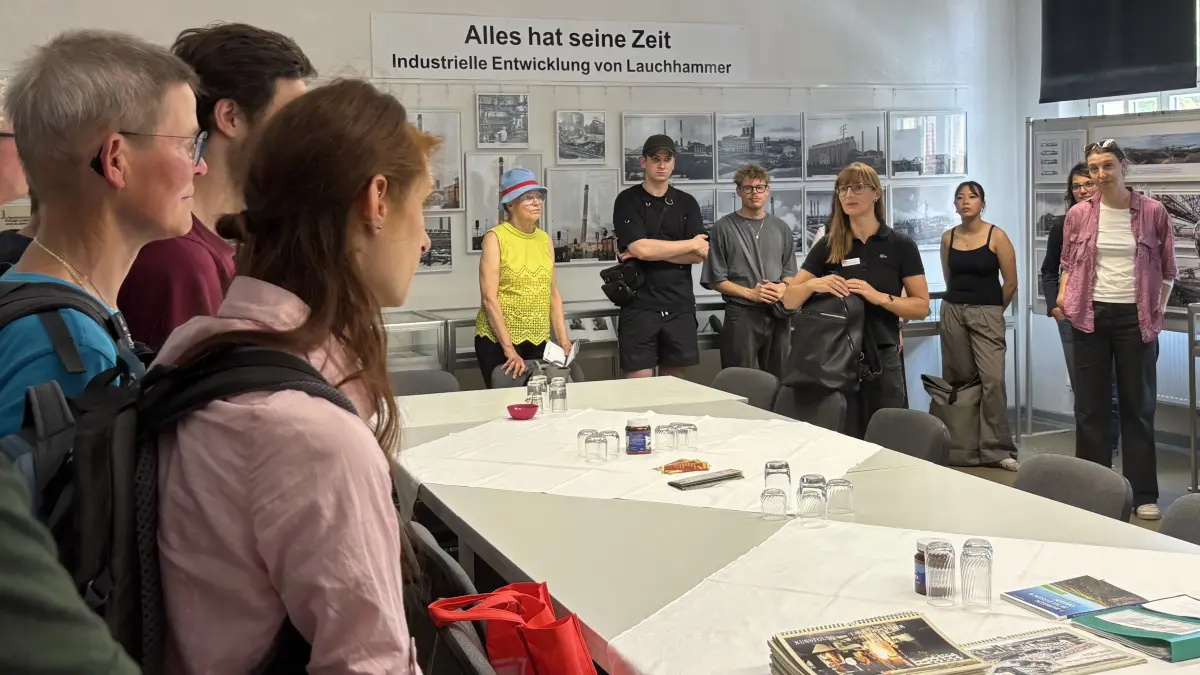 Eine rund 20-köpfige Delegation aus Nordrhein-Westfalen war vom 17. bis 20. Juni in der Lausitz unterwegs. Während des Besuchs lernten die Gäste verschiedene Projekte und Orte des Wandels kennen. In Lauchhammer besuchten die Teilnehmer die Ausstellung "Alles hat seine Zeit" des Heimat- und Kulturvereins.