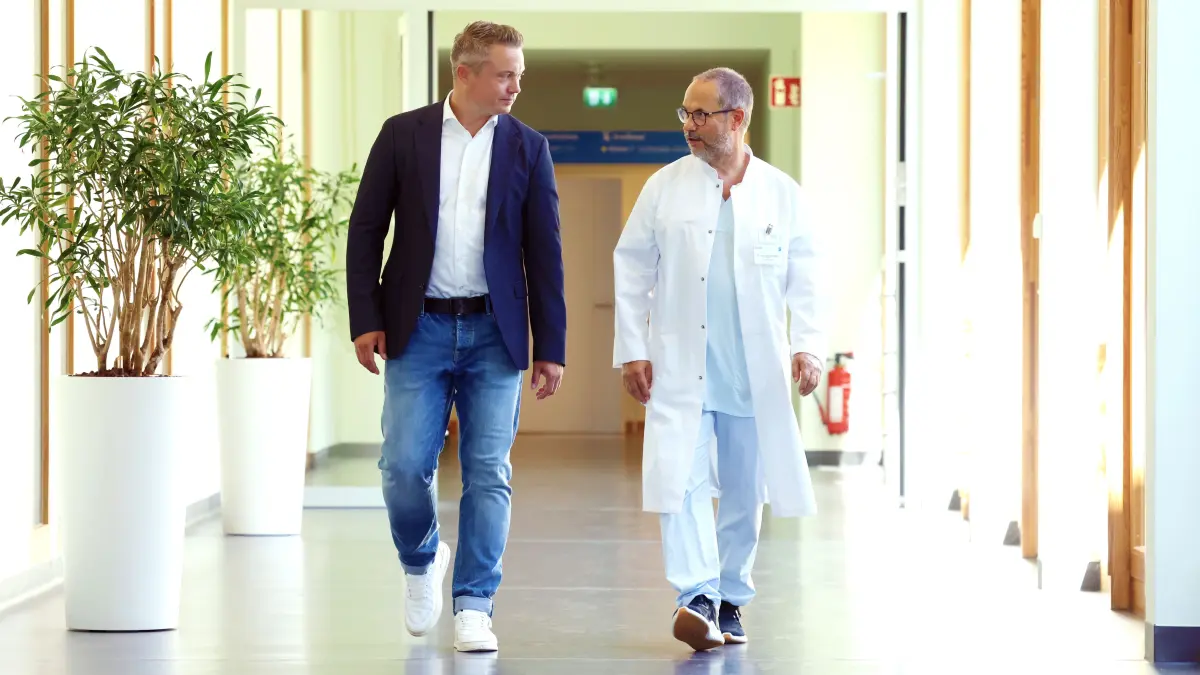 Marc Bernstädt (r.) ist Geschäftsführer der Sana Kliniken Niederlausitz und verantwortet gleichzeitig das Sana Gesundheitscluster Brandenburg-Süd. Gemeinsam mit dem Ärztlichen Direktor Dr. Volkmar Hanisch (l.) bereitet er die Häuser in der Niederlausitz auf die Auswirkungen der Krankenhausreform vor.