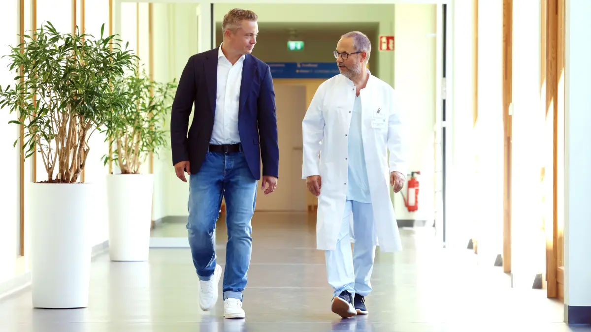 Marc Bernstädt (r.) ist Geschäftsführer der Sana Kliniken Niederlausitz und verantwortet gleichzeitig das Sana Gesundheitscluster Brandenburg-Süd. Gemeinsam mit dem Ärztlichen Direktor Dr. Volkmar Hanisch (l.) bereitet er die Häuser in der Niederlausitz auf die Auswirkungen der Krankenhausreform vor.