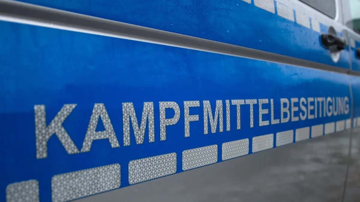 Kampfmittel gefunden: ARCHIV - 07.03.2018, Niedersachsen, Lüneburg: «Kampfmittelbeseitigung» steht auf einem Fahrzeug vom Kampfmittelbeseitigungsdienst. (zu dpa: «Mehr als zwei Dutzend Fliegerbomben in Schacksdorf entdeckt») Foto: Philipp Schulze/dpa +++ dpa-Bildfunk +++