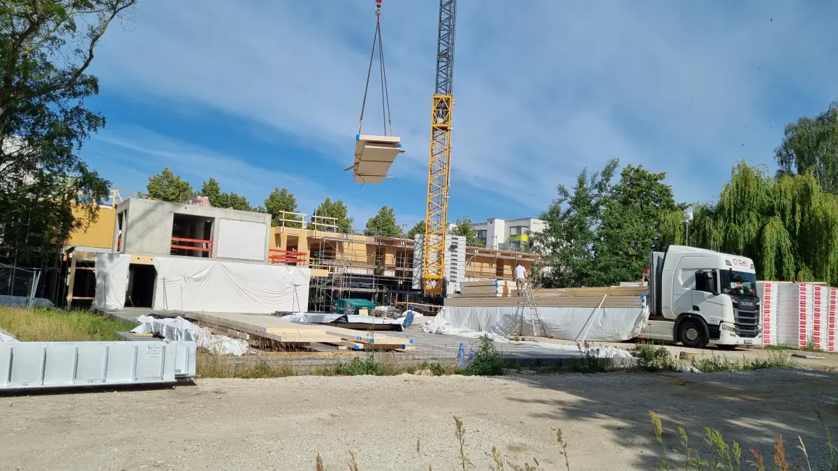 Mit dem Kran werden die Holzfertigbauteile für den östlichen Gebäudeflügel abgeladen und montiert. Die Baustelle liege nach Angaben der Stadt Lübbenau voll im Zeitplan.
